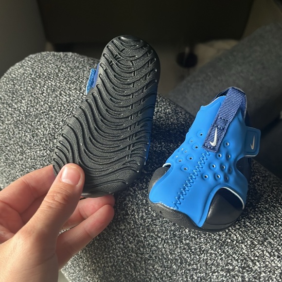 Never worn! Nike baby shoes, size 3c - Picture 4 of 8